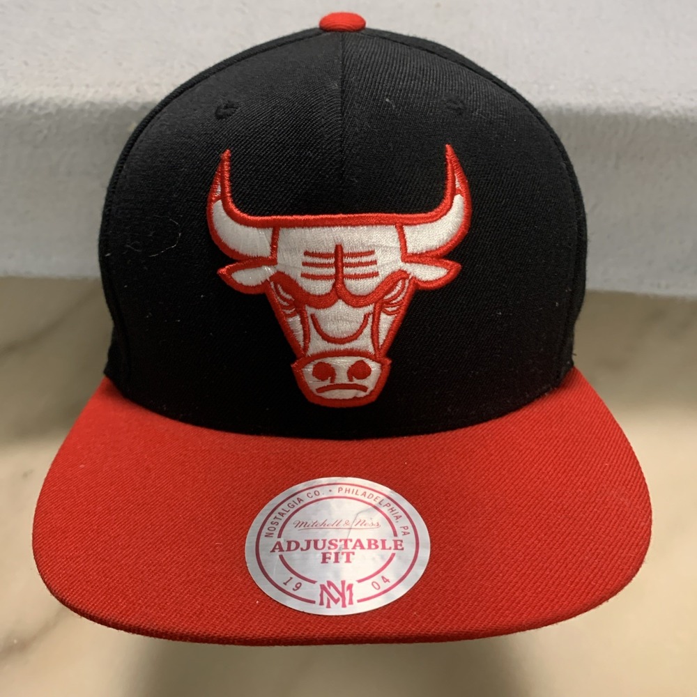 Chicago Bulls Mitchell and Ness Adjustable Snapback Hat Black Red Piping OSFM